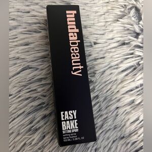 HUDA BEAUTY Easy Bake Blurring Setting Spray with 16-Hour Wear (Size: 3.38 oz)